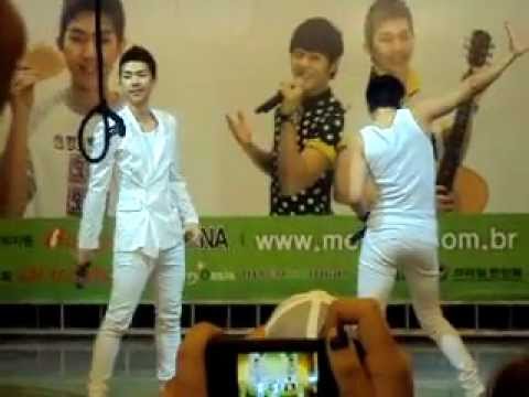 120119 Star Date with ZE:A in Brazil - Kevin & Dongjun shufflin'