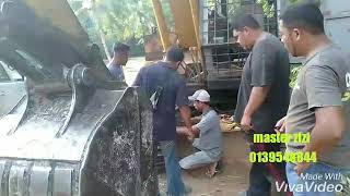 preview picture of video '#Excavator - Track motor rosak, keluar minyak? Cara baiki track motor excavator di Felda Purun'