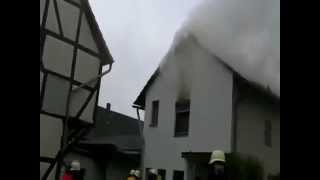 preview picture of video 'Hausbrand in Neuenbrunslar: Gebäude ist unbewohnbar'