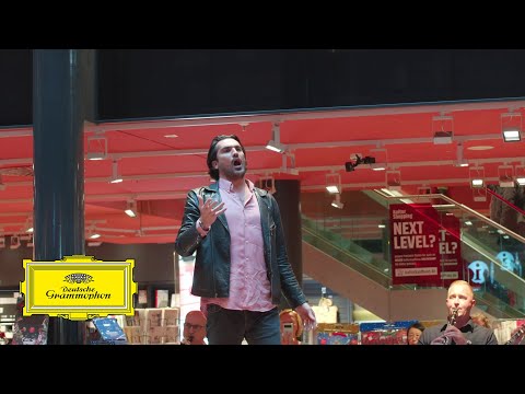 Jonathan Tetelman & Sächsische Bläserphilharmonie - Puccini: Nessun Dorma (Flashmob in Berlin)