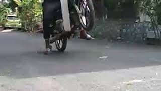 Download lagu Ex5 slowmo wheelie mp3