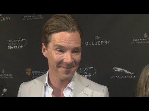ベネディクト・カンバーバッチとマイケル・ファスベンダー、BAFTAティーパーティーで受賞シーズンを振り返る (Benedict Cumberbatch and Michael Fassbender reflect on awards season at BAFTA Tea Party)