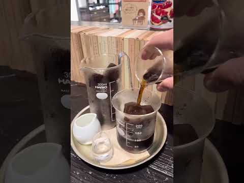 ¡Café Kurosawa Bunko tiene un concepto retro Showa! ¡Beber café helado en un vaso de precipitados es una novedad y un tema candente! [Nihonbashi Gourmet Kurosawa Bunko] #shorts