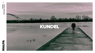 Kadr z teledysku Kundel tekst piosenki Małpa