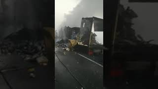 UPDATE VIDEO FOTO Accident pe DN1 la Bradu. Un TIR arde, iar un pasager e căutat în Olt 1 video