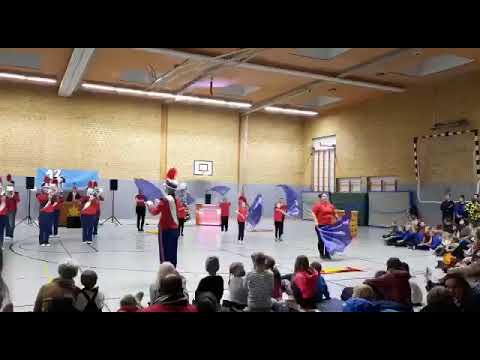 Auftritt der Show Brassband Heikendorf und der Colourguard AG bei der Dezembershow von 1,2 Step
