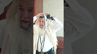 הלכות תפילין חשובות (הרב יגאל כהן) - התמונה מוצגת ישירות מתוך אתר האינטרנט יוטיוב. זכויות היוצרים בתמונה שייכות ליוצרה. קישור קרדיט למקור התוכן נמצא בתוך דף הסרטון