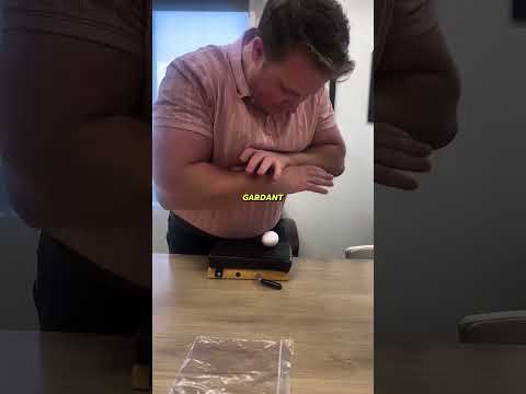 Le test final des étudiants en chiropraxie avec un œuf