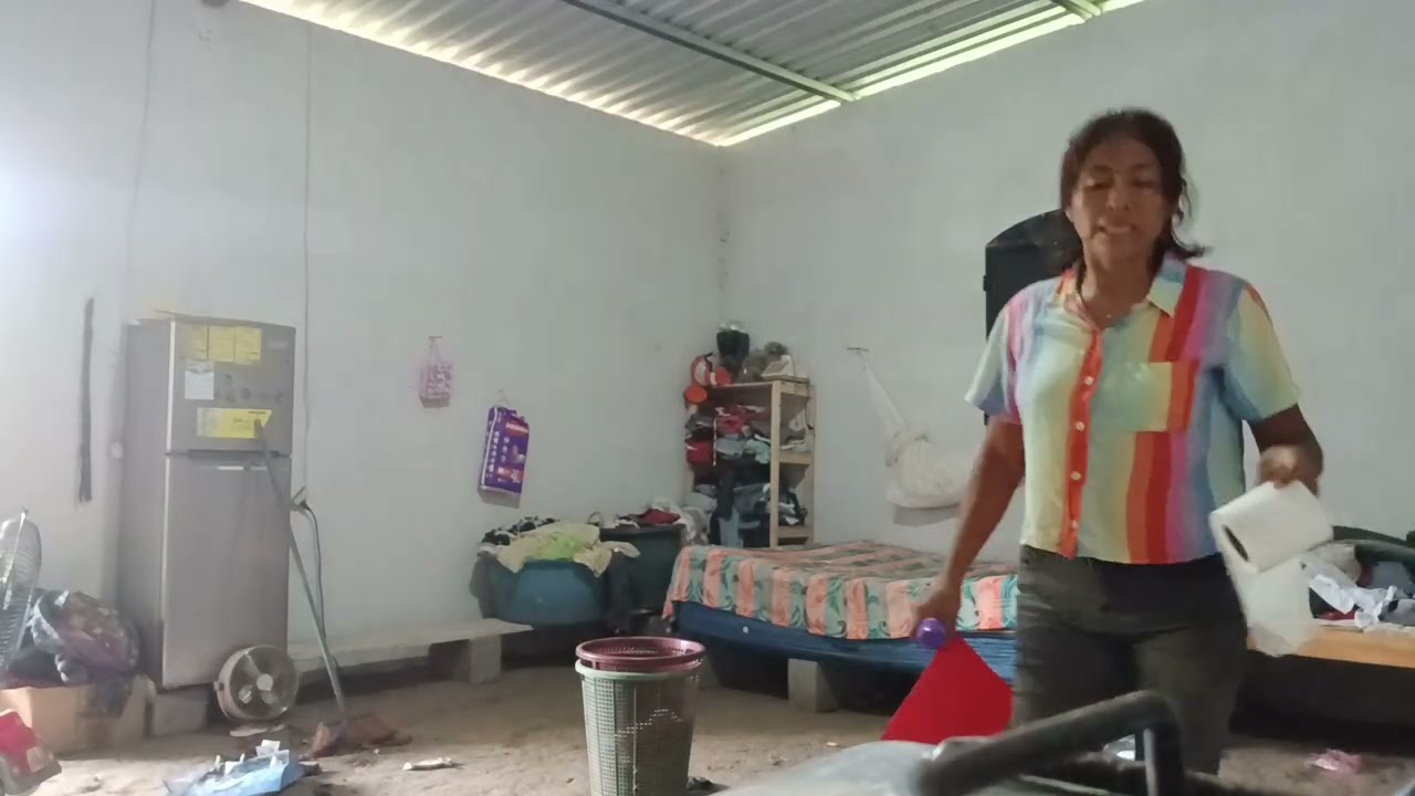 Amalia limpia por primera vez su. Casa