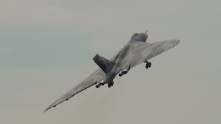 preview picture of video 'Avro Vulcan XH558 at Yeovilton 26th July 2014'