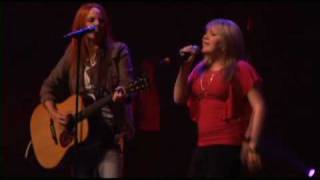 Juliette Provost-Dubois et France D&#39;Amour chantent Vivante