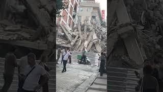 Yıkılan binadan kopan betonlar 2 binaya zarar verdi