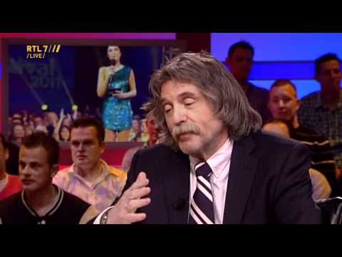 Voetbal International 15-04-11 - Johan Derksen heeft het jurkje van Yolanthe