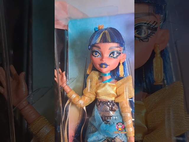 Vídeo relacionado con Monster High Cleo de Nile, Muñeca Momia con Blusa Dorada y Falda a Capas, Incluye Mascota Cobra Hissette, Mochila, Aperitivo y pergamino, Juguete Regalo para niños y niñas +4 años, HXH74