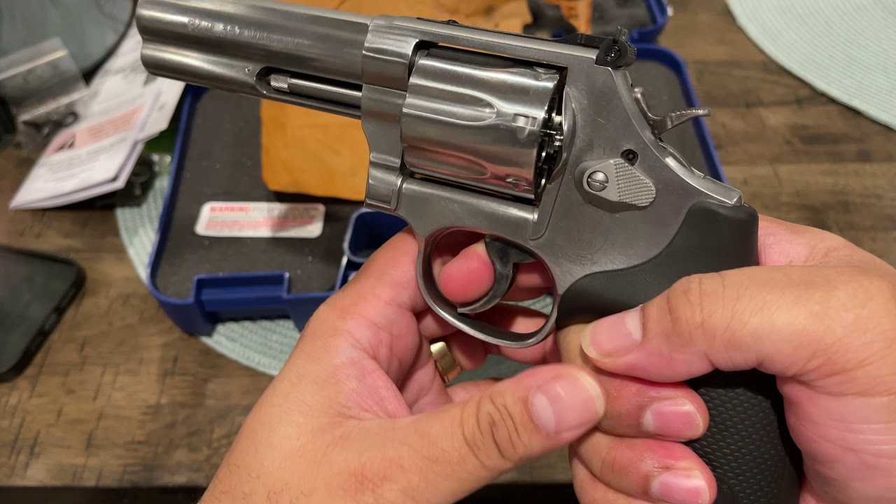 My new Smith & Wesson 686 Plus .357 Magnum Revolver 4 inch Unboxing