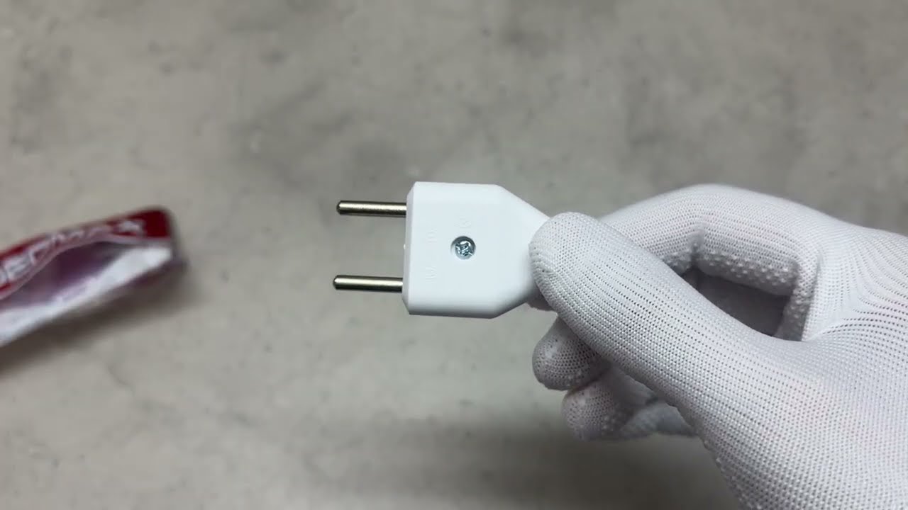 Вилка штепсельная плоская без заземления NX1007 NEOMAX белая