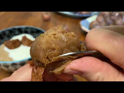 How to eat a medlar