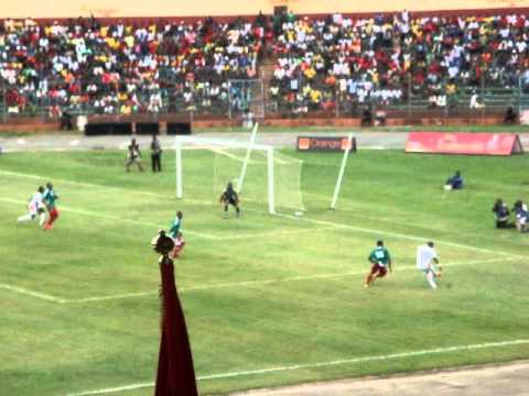 Ibrahim Yattara Dribble un joueur malgache