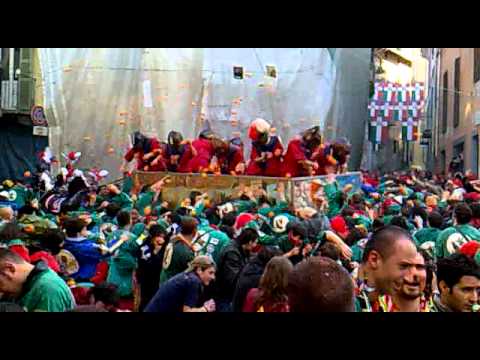 Carnevale di Ivrea 2011 - I tuchini del borghetto - Video 2