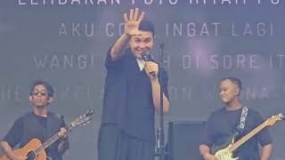 Download lagu TULUS Brings Energy to Kerlap Kerlip 2025 Live mp3