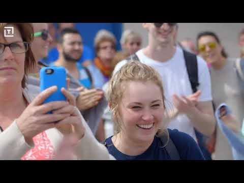 Pria Berotot Menantang Orang Tua Ini Adu Kekuatan Angkat Besi Di Tempat Fitnes Terbuka.