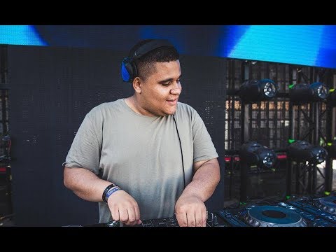 Justin mylo playing drake- gods plan in India with Martin Garixx
