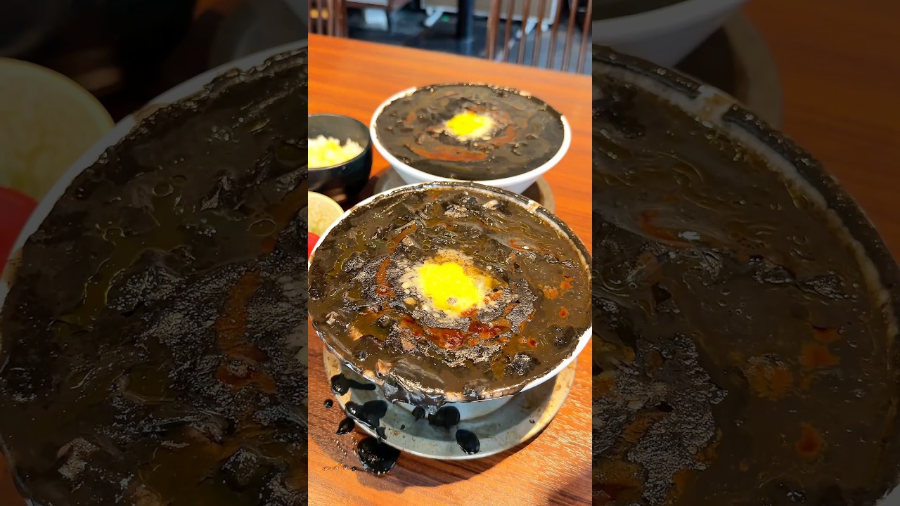 【東京・新宿】真っ黒に染まったイカ墨カルボナーラうどん #japanesefood #ジョイ飯 #shorts