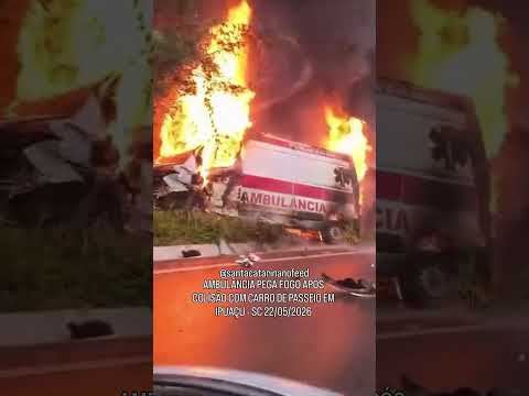 Uma ambulância da Secretaria de Saúde de São Domingos ficou completamente destruída após pegar f