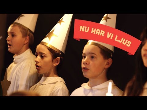 Barnkammarkören/Barnplanetens Luciakör - Nu har vi ljus här i vårt hus (Julpolska) Lucia & Julmusik