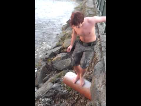 Da Mani in da ca. 5° kalten Naarn/ crazy guy, in cold water :D