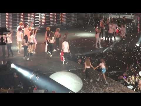 111023 SM Town NYC Hyoyeon at the end (3/3)