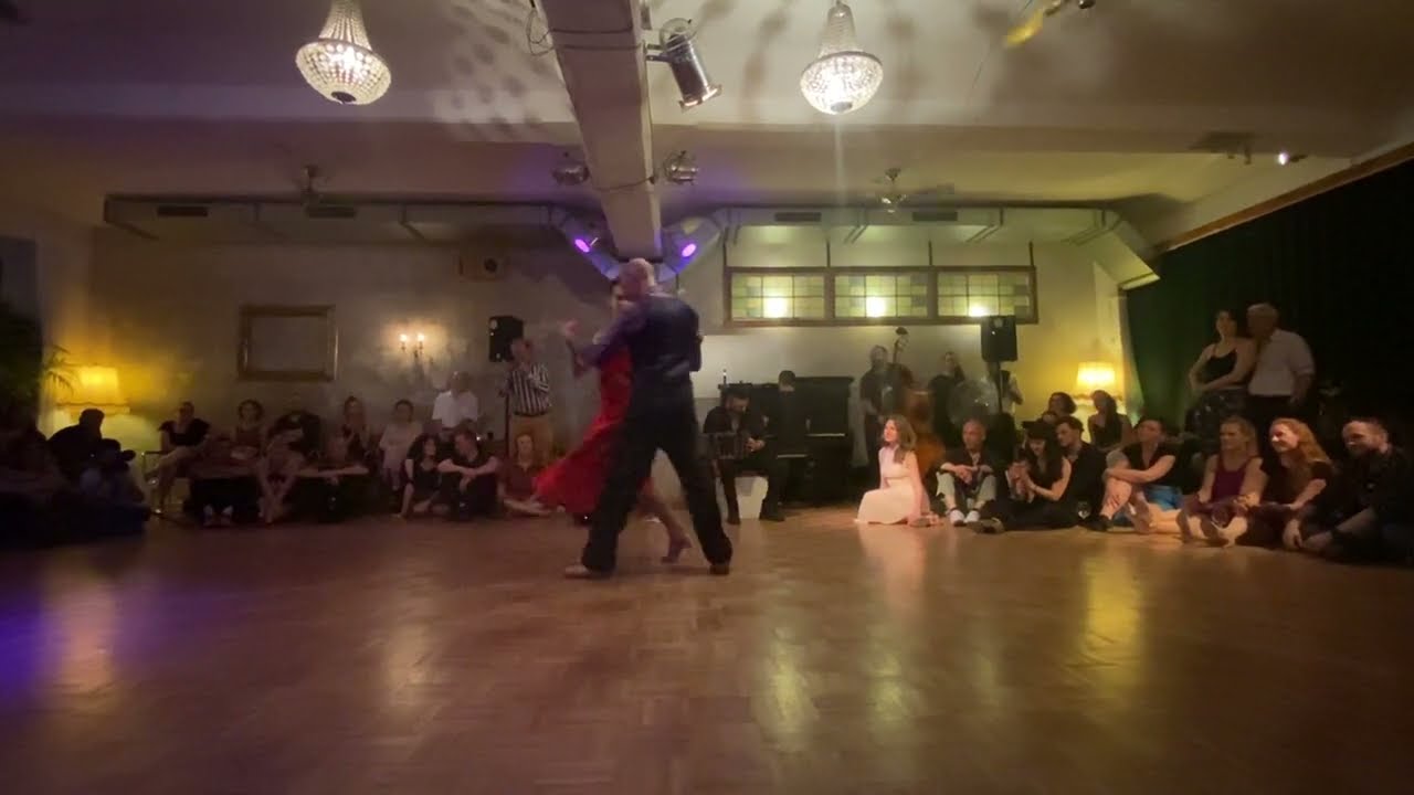 Javier Antar y Patricie Porakova con El Cachivache en Nou Milonga Berlin - Mi Serenata Tango