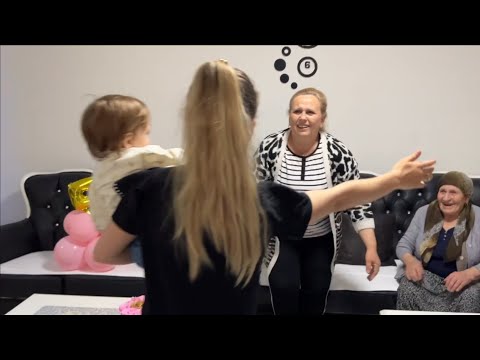 Ardhja e Vajzes dhe Mbesës nga Gurbeti, Surpriz për Nënën...!!! Emocionuese