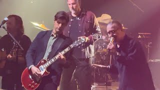 Zobacz, jak Mike Patton śpiewa z Avett Brothers