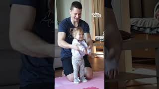 Download lagu Balita Perempuan Melakukan Latihan Peregangan di Rumah dengan Bantuan Ayahnya mp3