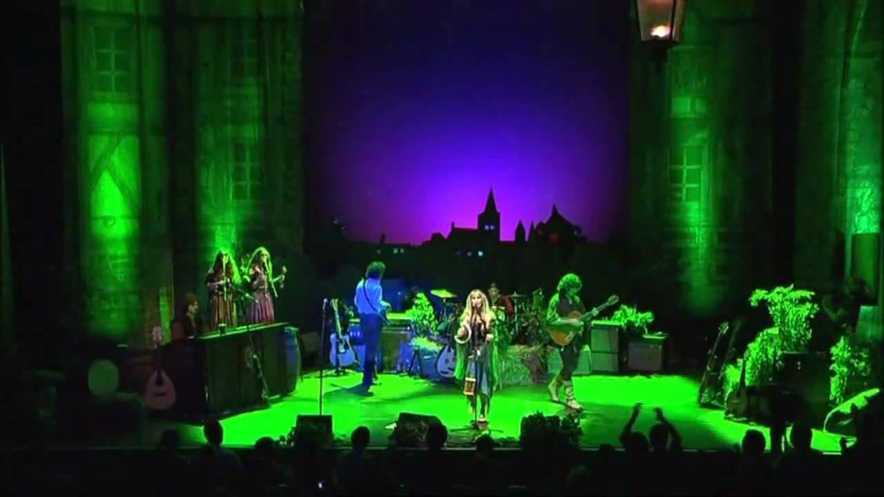 Songtext: Blackmore's Night – The Clock Ticks on | MusikGuru