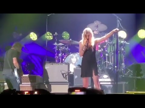 Taylor Momsen performing with Dave Grohl, Matt Cameron, Pat Smear, Kim Thayil and Krist Novoselic