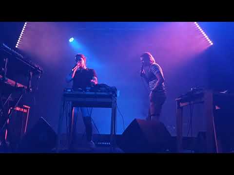 Endru, Jen Hovorka, Vojta Dyk na lodi Cargo Gallery