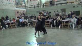 LORENA ERMOCIDA y PANCHO MARTINEZ PEY bailando el tango LA TUPUNGATINA en la MILONGA DEL MORAN