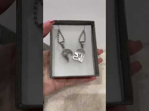 Подарок парню девушке парные кулоны "Две половинки сердца" ювелирная сталь цвет серебро и лазурь в коробочке - фото 1 - id-p783790696