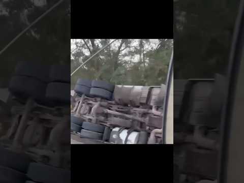 Carreta carregada com frango congelado tomba na MG-431 e motorista é socorrido
