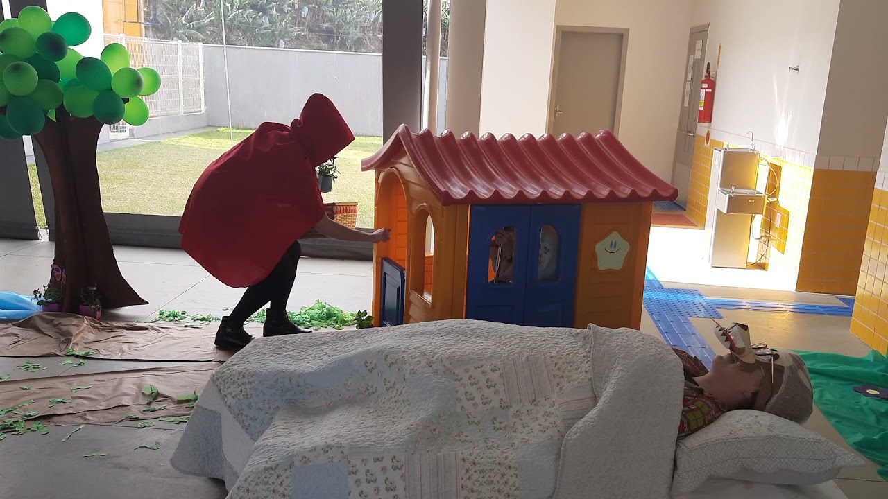 Teatro da Chapeuzinho Vermelho! Período vespertino. CEI Vitória Müller/ Luiz Alves-SC