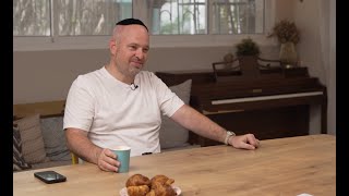 פודקאסט עם יקי רייסנר, שדכן ומפיק קולנוע וטלוויזיה ("בחורים טובים", "ווארט") (ראש יהודי - מרכז למודעות עצמית) - התמונה מוצגת ישירות מתוך אתר האינטרנט יוטיוב. זכויות היוצרים בתמונה שייכות ליוצרה. קישור קרדיט למקור התוכן נמצא בתוך דף הסרטון