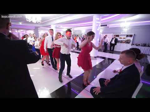 Młoda, młody - skakanie przez linę. Zabawa wesele.