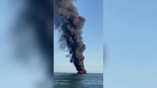 Barca in fiamme al largo di Jesolo, il video dei bagnanti: una colonna di fumo nero nel cielo