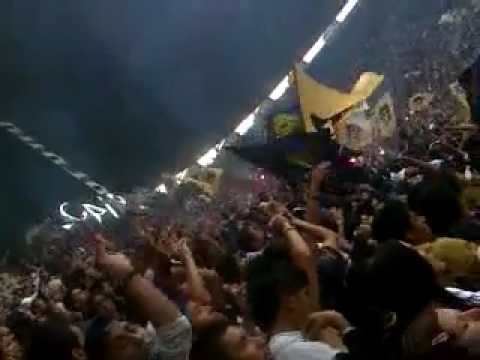 "Las gallinas son asi - america vs pumas (La Rebel) 18/03/2012" Barra: La Rebel &bull; Club: Pumas