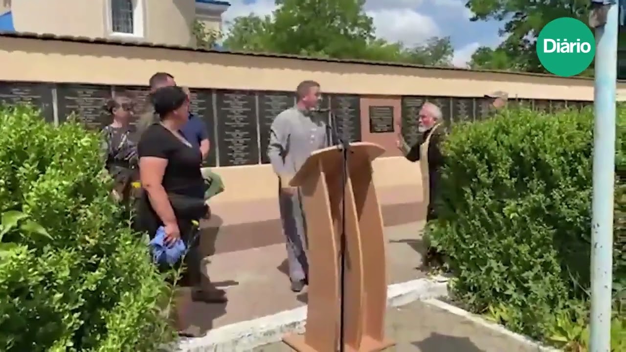 Imagem da notícia: Padre russo agride capelão ucraniano com cruz durante funeral de soldado; assista