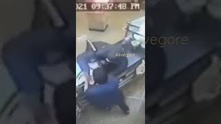 Orang Ini Mencoba Merampok Restoran Asia, Tapi Dia Tidak Tahu Bahwa Pemiliknya Bersenjata. #short