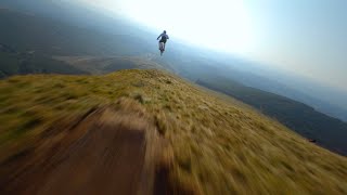 Gee Atherton affronta il crinale del Dyfi Bike Park