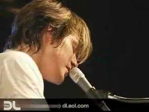 The DL - Hanson sings 'Blue Sky' in concert